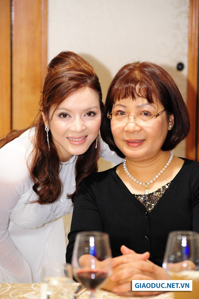 Lý Nhã Kỳ chụp hình lưu niệm cùng bà Nguyễn Thị Nhã, Tổng lãnh sự quán Việt Nam tại Hồng Kông, trước khi lên đường sang Philipines, tiếp tục sứ mệnh vận động bạn bè quốc tế bầu chọn cho vịnh Hạ Long vào danh sách 1 trong 7 kỳ quan thiên nhiên mới của thế giới. Sau ngày 15/10, cô sẽ trở về Việt Nam, tham gia cùng Đoàn thanh niên vận động sinh viên cả nước bầu chọn cho danh lam, thắng cảnh nổi tiếng này. Lý Nhã Kỳ chụp hình lưu niệm cùng bà Nguyễn Thị Nhã, Tổng lãnh sự quán Việt Nam tại Hồng Kông, trước khi lên đường sang Philipines, tiếp tục sứ mệnh vận động bạn bè quốc tế bầu chọn cho vịnh Hạ Long vào danh sách 1 trong 7 kỳ quan thiên nhiên mới của thế giới. Sau ngày 15/10, cô sẽ trở về Việt Nam, tham gia cùng Đoàn thanh niên vận động sinh viên cả nước bầu chọn cho danh lam, thắng cảnh nổi tiếng này.