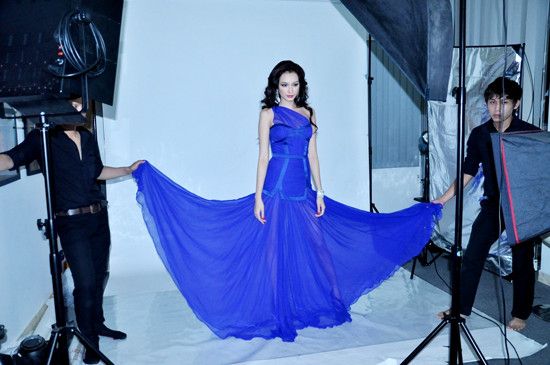 Màu xanh dương đậm của chiếc váy tôn làn da trắng hồng của người đẹp. Trúc Diễm rất thích chiếc váy này, đặc biệt chất liệu mềm mại giúp cô có thể uyển chuyển hơn trong lúc di chuyển trên sân khấu. Màu xanh dương đậm của chiếc váy tôn làn da trắng hồng của người đẹp. Trúc Diễm rất thích chiếc váy này, đặc biệt chất liệu mềm mại giúp cô có thể uyển chuyển hơn trong lúc di chuyển trên sân khấu.