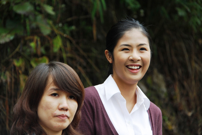 Ngọc Hân cười rõ tươi khi từng chiếc ô tô vượt qua chướng ngại vật ngay trước cửa ngõ Suối Giàng.