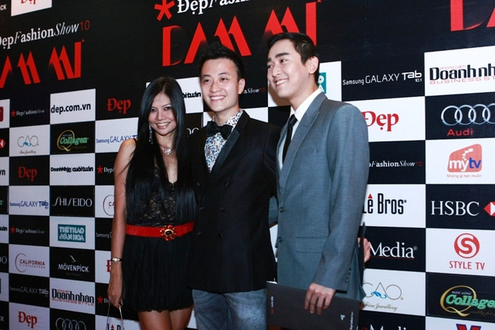 Lương Mạnh Hải và Hứa Vĩ Văn cười tươi bên cô gái xinh đẹp. Lương Mạnh Hải và Hứa Vĩ Văn cười tươi bên cô gái xinh đẹp.