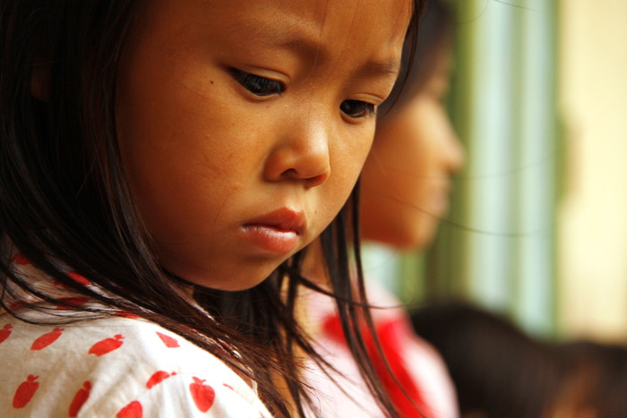 Gương mặt của cô bé học sinh tiểu học này, trông già dặn, ưu tư như người đã trưởng thành. Khi mở kho ảnh chụp ở Suối Giàng, tôi đã giật mình vì thấy trong khuôn hình của mình, rất nhiều gương mặt trẻ con già đanh, khắc khổ như thế!