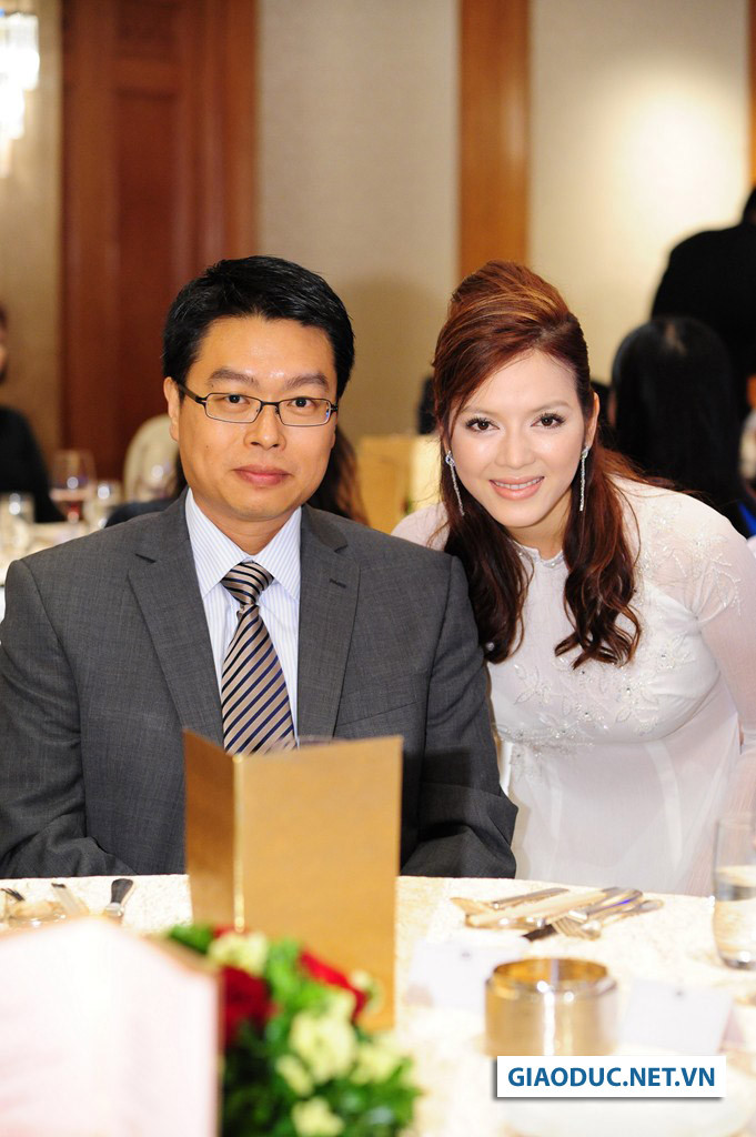 Cô cũng có dịp gặp lại nhiều bạn bè thân thiết thuộc giới doanh nhân Hồng Kông. Cô cũng có dịp gặp lại nhiều bạn bè thân thiết thuộc giới doanh nhân Hồng Kông.