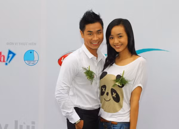 Người mẫu nhí Bảo Trân xinh tươi bên MC Nguyên Khang.