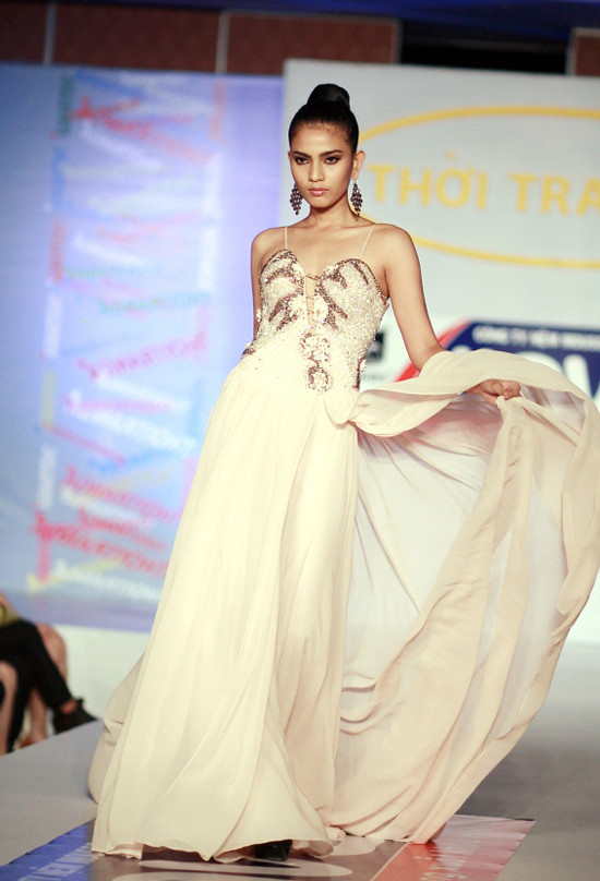 Trương Thị May cũng góp mặt trình diễn bộ sưu tập này.