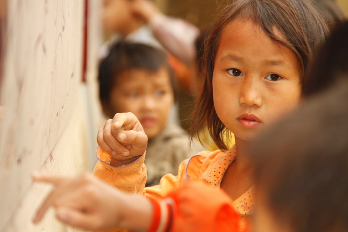 Cả cô bé này cũng vậy, không cố ý, nhưng cũng không giấu được nỗi buồn trên gương mặt.