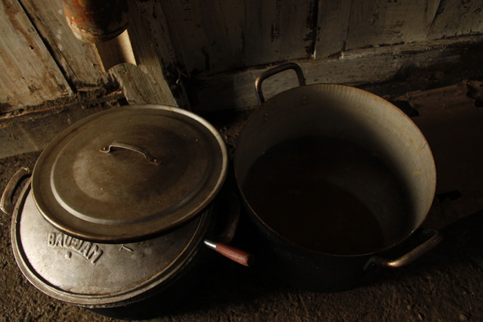 Một cô giáo nhắn nhủ rằng: “Nhà báo chụp đi, tôi muốn ông Trần Đăng Tuấn xem thêm những tấm hình này, để hành trình nâng bước đến trường của ông và Báo điện tử Giáo dục Việt Nam sẽ còn dài mãi