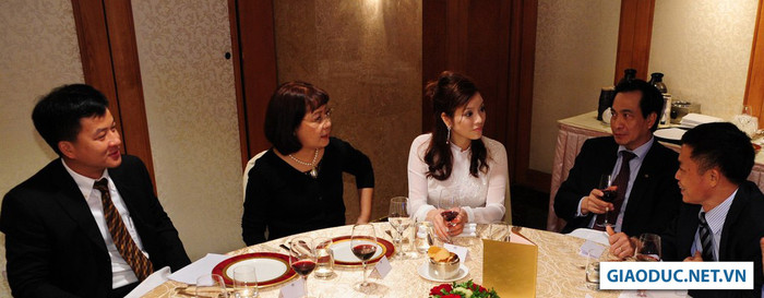 Lý Nhã Kỳ đang trò chuyện, vận động các doanh nhân Việt Nam đang làm ăn, sinh sống tại Hồng Kông tham gia bầu chọn cho vịnh Hạ Long ở quê nhà. Lý Nhã Kỳ đang trò chuyện, vận động các doanh nhân Việt Nam đang làm ăn, sinh sống tại Hồng Kông tham gia bầu chọn cho vịnh Hạ Long ở quê nhà.