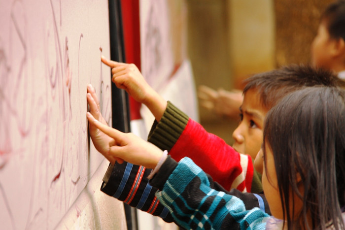 Những đứa trẻ này, rất thích được sờ mó kỹ càng những chiếc ô tô, bởi đơn giản là chúng chưa bao giờ được ngồi lên “cỗ xe biết đi đó”. Hàng ngày, nhiều học sinh lớp 1 đến lớp 9, phải cuốc bộ từ 3 đến 5km đường đèo dốc đến trường.