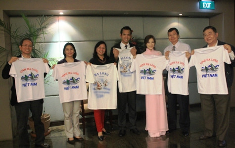 Đại diện ban lãnh đạo ngân hàng Exportbank tham gia bầu chọn cho Vịnh Hạ Long. Đại diện ban lãnh đạo ngân hàng Exportbank tham gia bầu chọn cho Vịnh Hạ Long.