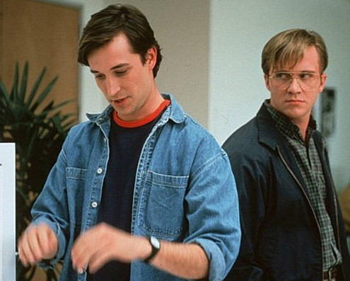 Cảnh trong "Pirates of Silicon Valley" - bộ phim kể về cuộc đối đầu giữa Steve Jobs (trái) và Bill Gates (phải).