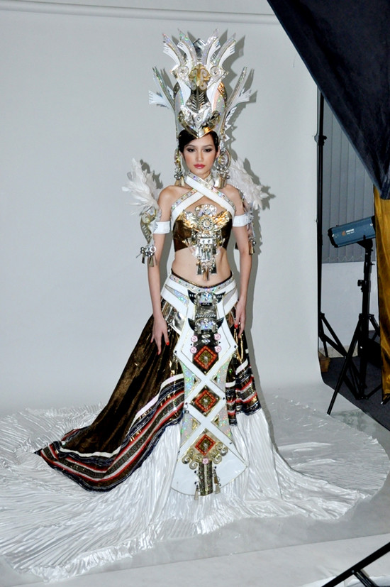 Trang phục dân tộc của Trúc Diễm được thực hiện bởi nhà thiết kế Long Dũng, lấy ý tưởng từ hình ảnh mẹ Âu Cơ. Trang phục dân tộc của Trúc Diễm được thực hiện bởi nhà thiết kế Long Dũng, lấy ý tưởng từ hình ảnh mẹ Âu Cơ.