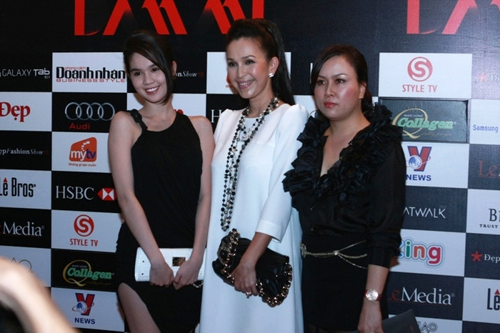 Tạo dáng bên "người đẹp không tuổi" Diễm My (váy trắng) Tạo dáng bên "người đẹp không tuổi" Diễm My (váy trắng)