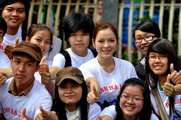 Trang điểm nhẹ, trong trang phục quần Jeans, áo thun trắng in hình ảnh vịnh Hạ Long phía trước, trên chiếc xe đạp mini, Lý Nhã Kỳ đã dẫn đầu đoàn vận động, xuất phát từ nhà thờ Đức Bà, qua các tuyến đường lớn Lê Duẩn, Đinh Tiên Hoàng, Nguyễn Đình Chiểu, Phạm Ngọc Thạch…. Tổng lộ trình dài khoảng 50 km, cả đi và về. Trang điểm nhẹ, trong trang phục quần Jeans, áo thun trắng in hình ảnh vịnh Hạ Long phía trước, trên chiếc xe đạp mini, Lý Nhã Kỳ đã dẫn đầu đoàn vận động, xuất phát từ nhà thờ Đức Bà, qua các tuyến đường lớn Lê Duẩn, Đinh Tiên Hoàng, Nguyễn Đình Chiểu, Phạm Ngọc Thạch…. Tổng lộ trình dài khoảng 50 km, cả đi và về.