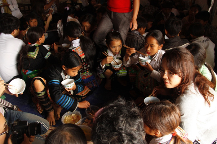 Một tuần trước, sau chuyến đi, ông Trần Đăng Tuấn đã gửi 9.000.000đ lên, nhờ vậy mà mỗi tuần học sinh có vài bữa thịt (mỗi em được 3 miếng thịt mỡ). Hôm nay, 10 kg thịt, giò, chả được Báo điện tử Giáo dục Việt Nam nấu sẵn mang lên, đã được các em ăn hết veo sau 20 phút.