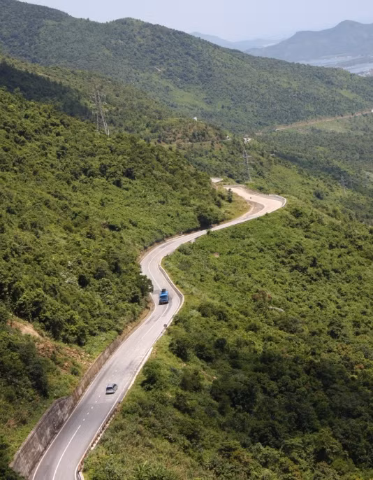 Muốn tới được dự án này bằng đường bộ thì phải "đánh cược số mệnh" đi qua đèo Hải Vân quanh co, nguy hiểm. Chưa kể hơn 5km đường đèo tiếp theo để tới được dự án trên núi Hải Vân. Ảnh Thùy Linh