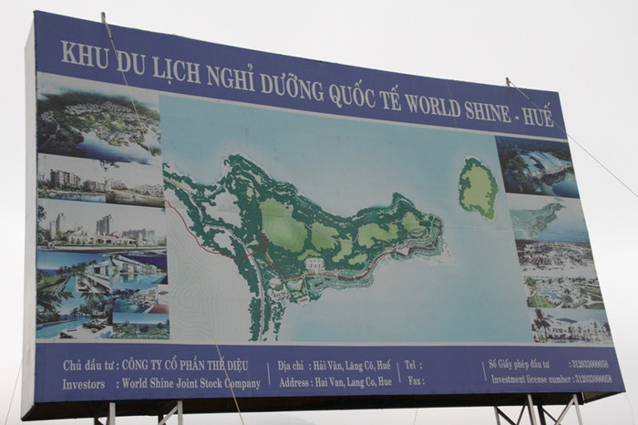 Quy mô dự án khu du lịch nghỉ dưỡng quốc tế World Shine được Cty CP Thế Diệu dựng lên trên đường vào khu vực này. Ảnh Thùy Linh Quy mô dự án khu du lịch nghỉ dưỡng quốc tế World Shine được Cty CP Thế Diệu dựng lên trên đường vào khu vực này. Ảnh Thùy Linh