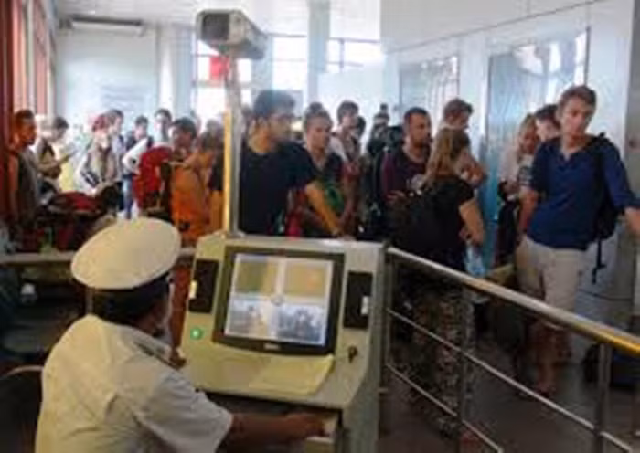 Đo thân nhiệt hành khách kiểm tra dịch Ebola tại các sân bay.