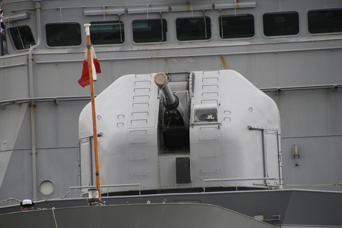 Pháo cỡ lớn được gắn trước tàu.