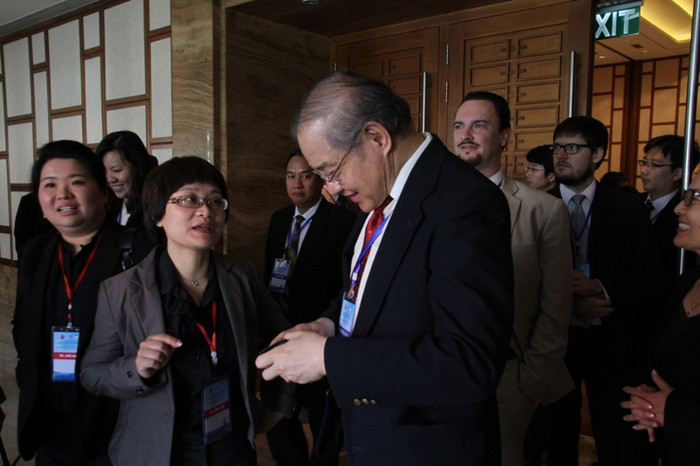 Các đại biểu trao đổi bên lề hội thảo. Ảnh Thùy Linh Các đại biểu trao đổi bên lề hội thảo. Ảnh Thùy Linh