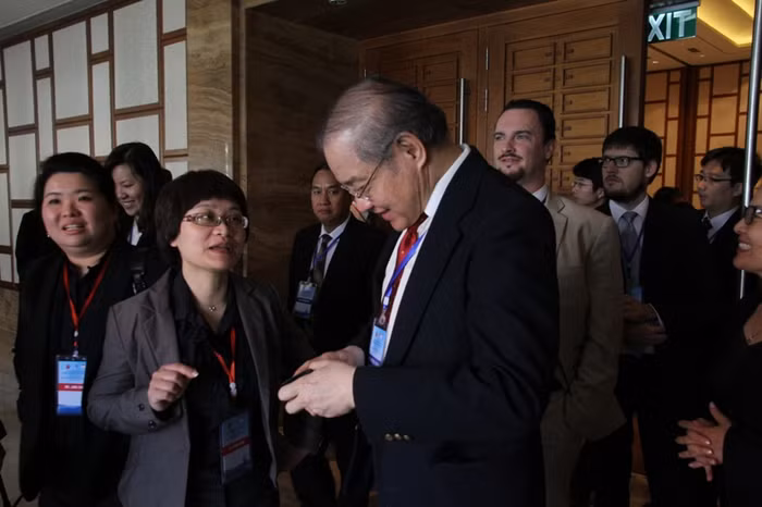 Các đại biểu trao đổi bên lề hội thảo. Ảnh Thùy Linh