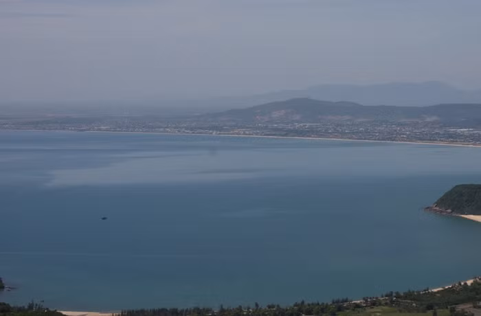 Đứng ở trên khu vực mà dự án này được cấp phép, có thể quan sát mọi hoạt động ra vào vịnh Đà Nẵng, Cảng Đà Nẵng....và nhìn về thành phố. Ảnh Thùy Linh