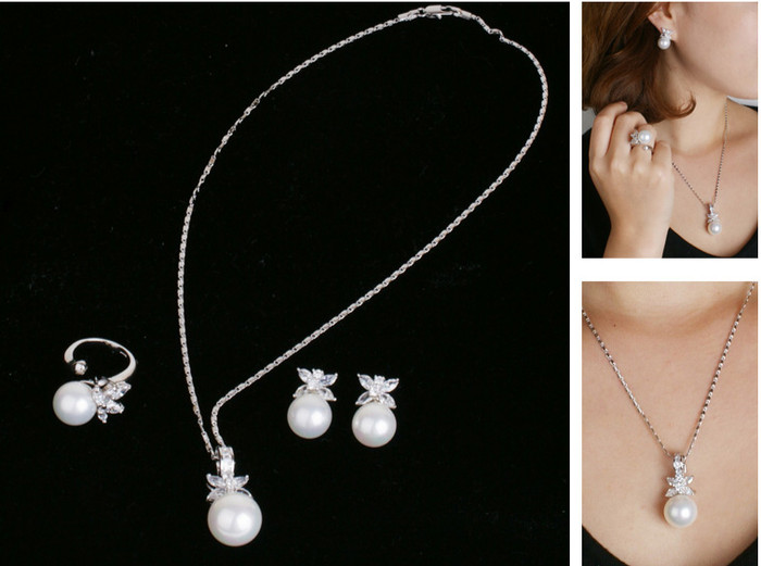 Ngọc trai là thứ đồ trang sức bạn gái không thể thiếu ở mọi độ tuổi, hãy nhớ rằng khi đeo ngọc trai thì bạn chỉ cần sợi dây chuyền rất mảnh mai, có thể đính vài hạt đá cho thêm nổi bật, nhưng quan trọng nất là viên ngọc trai tròn, sáng bóng đã đủ làm bạn cuốn hút, gợi cảm rồi. Ngọc trai là thứ đồ trang sức bạn gái không thể thiếu ở mọi độ tuổi, hãy nhớ rằng khi đeo ngọc trai thì bạn chỉ cần sợi dây chuyền rất mảnh mai, có thể đính vài hạt đá cho thêm nổi bật, nhưng quan trọng nất là viên ngọc trai tròn, sáng bóng đã đủ làm bạn cuốn hút, gợi cảm rồi.
