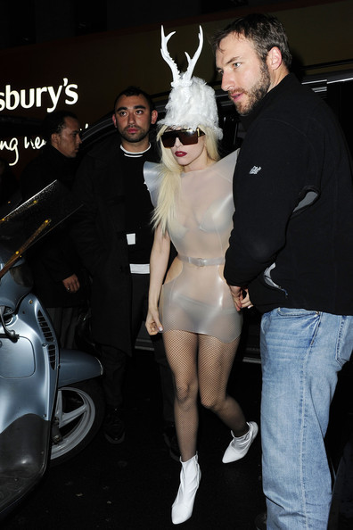 Cô nàng siêu quái Lady Gaga chịu lạnh cực giỏi với bộ đồ có cũng như không, có vẻ nữ ca sỹ siêu quái thích hình ảnh bà chúa tuyết khi xuất hiện với vẻ bề ngoài trắng toát này. Cô nàng siêu quái Lady Gaga chịu lạnh cực giỏi với bộ đồ có cũng như không, có vẻ nữ ca sỹ siêu quái thích hình ảnh bà chúa tuyết khi xuất hiện với vẻ bề ngoài trắng toát này.