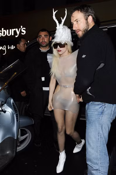 Cô nàng siêu quái Lady Gaga chịu lạnh cực giỏi với bộ đồ có cũng như không, có vẻ nữ ca sỹ siêu quái thích hình ảnh bà chúa tuyết khi xuất hiện với vẻ bề ngoài trắng toát này.