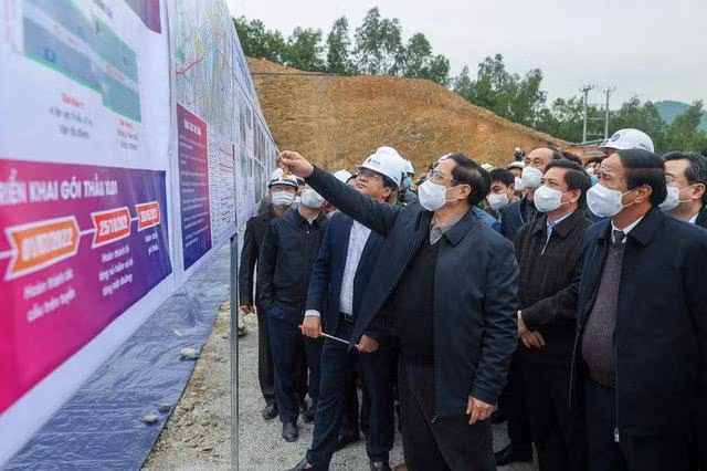 Thủ tướng theo dõi bản đồ thi công tuyến cao tốc Nghi Sơn - Diễn Châu - Ảnh VGP/Nhật Bắc