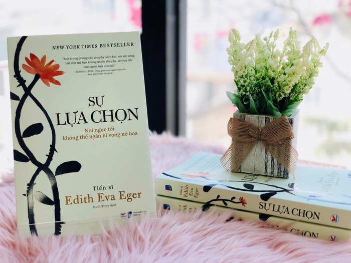 “Sự lựa chọn- Nơi ngục tối không thể ngăn hy vọng nở hoa” được Tiến sĩ Edith Eger viết trong 10 năm kể từ khi bà 80 tuổi.