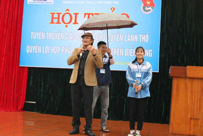 Tiến sĩ Trần Công Trục trả lời câu hỏi của nữ sinh lớp 12. Ảnh: Đỗ Thơm Tiến sĩ Trần Công Trục trả lời câu hỏi của nữ sinh lớp 12. Ảnh: Đỗ Thơm