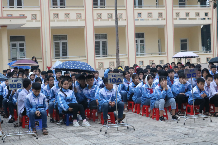 Dù trời có mưa nhỏ nhưng hơn 500 học sinh của trường vẫn hào hứng lắng nghe chia sẻ của Ông Biển Đông và đặt nhiều câu hỏi liên quan. Ảnh: Đỗ Thơm Dù trời có mưa nhỏ nhưng hơn 500 học sinh của trường vẫn hào hứng lắng nghe chia sẻ của Ông Biển Đông và đặt nhiều câu hỏi liên quan. Ảnh: Đỗ Thơm