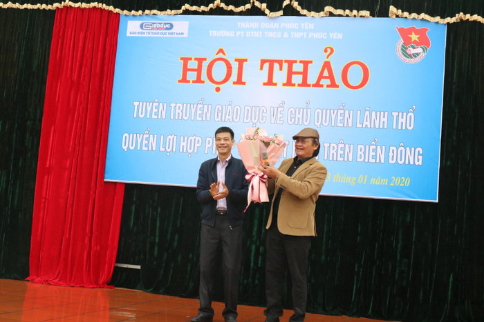 Thầy Nguyễn Văn Trung - Phó Hiệu trưởng phụ trách nhà trường tặng hoa và gửi lời cảm ơn đến Tiến sĩ Trần Công Trục và Báo điện tử Giáo dục Việt Nam đã tổ chức buổi hội thảo đầy ý nghĩa này. Thông qua buổi hội thảo này không chỉ học sinh mà bản thân đội ngũ thầy cô giáo, cán bộ toàn trường cũng được trang bị nhiều kiến thức, hiểu đầy đủ, chính xác về chủ quyền lãnh thổ quyền lợi hợp pháp của Việt Nam trên Biển Đông. Qua đó, thầy cũng mong muốn mỗi em học sinh phải tích cực học tập, trau dồi kiến thức, hoàn thành tốt nghĩa vụ của mình. Để từ đó góp phần xây dựng quê hương đất nước tươi đẹp, giàu mạnh hơn. Ảnh: Đỗ Thơm Thầy Nguyễn Văn Trung - Phó Hiệu trưởng phụ trách nhà trường tặng hoa và gửi lời cảm ơn đến Tiến sĩ Trần Công Trục và Báo điện tử Giáo dục Việt Nam đã tổ chức buổi hội thảo đầy ý nghĩa này. Thông qua buổi hội thảo này không chỉ học sinh mà bản thân đội ngũ thầy cô giáo, cán bộ toàn trường cũng được trang bị nhiều kiến thức, hiểu đầy đủ, chính xác về chủ quyền lãnh thổ quyền lợi hợp pháp của Việt Nam trên Biển Đông. Qua đó, thầy cũng mong muốn mỗi em học sinh phải tích cực học tập, trau dồi kiến thức, hoàn thành tốt nghĩa vụ của mình. Để từ đó góp phần xây dựng quê hương đất nước tươi đẹp, giàu mạnh hơn. Ảnh: Đỗ Thơm