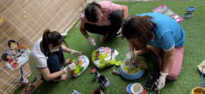 Giáo viên Trường mầm non Hữu Sản (Bắc Giang) tái chế đá, sỏi để cải tạo khu vực sân trường. Nguồn: Website nhà trường. Giáo viên Trường mầm non Hữu Sản (Bắc Giang) tái chế đá, sỏi để cải tạo khu vực sân trường. Nguồn: Website nhà trường.