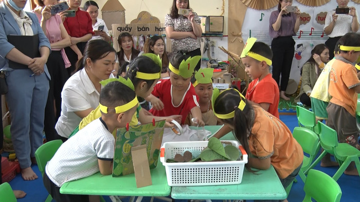 Giáo viên Trường Mầm non Lý Bôn (huyện Bảo Lâm, tỉnh Cao Bằng) hướng dẫn trẻ học tập. Ảnh: Ủy ban Nhân dân huyện Bảo Lâm.