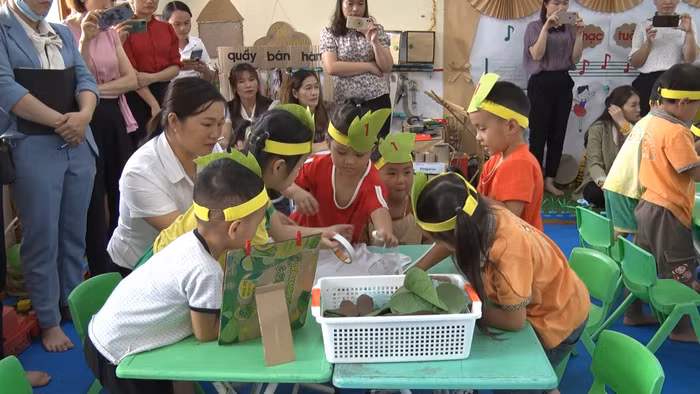 Giáo viên Trường Mầm non Lý Bôn (huyện Bảo Lâm, tỉnh Cao Bằng) hướng dẫn trẻ học tập. Ảnh: Ủy ban Nhân dân huyện Bảo Lâm.