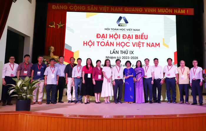 Ban chấp hành Hội Toán học Việt Nam, nhiệm kỳ 2023-2028 ra mắt tại đại hội. Ảnh: ued.udn.vn Ban chấp hành Hội Toán học Việt Nam, nhiệm kỳ 2023-2028 ra mắt tại đại hội. Ảnh: ued.udn.vn