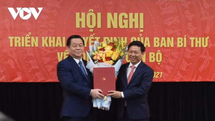 Bí thư Trung ương Đảng, Trưởng Ban Tuyên giáo Trung ương Nguyễn Trọng Nghĩa trao quyết định bổ nhiệm của Ban Bí thư cho ông Trần Thanh Lâm. Ảnh: VOV Bí thư Trung ương Đảng, Trưởng Ban Tuyên giáo Trung ương Nguyễn Trọng Nghĩa trao quyết định bổ nhiệm của Ban Bí thư cho ông Trần Thanh Lâm. Ảnh: VOV