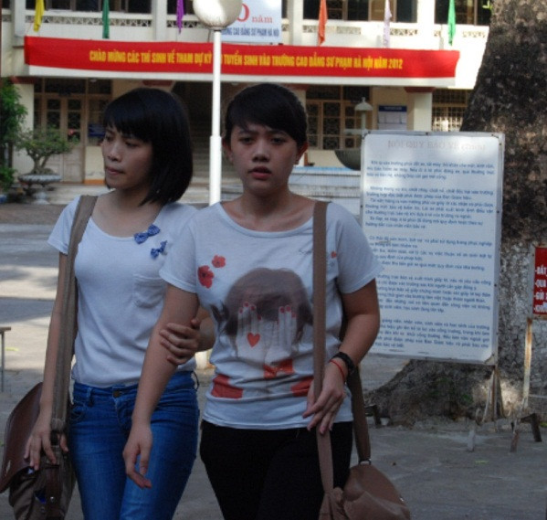 Nét bơ phờ kèm theo nỗi lo âu hiện lên trên khuôn mặt nhiều bạn trẻ. ĐÁP ÁN THI CAO ĐẲNG 2012 CỦA BỘ GIÁO DỤC: ĐÁP ÁN TIẾNG ANH KHỐI A1, D HỆ CAO ĐẲNG 2012 - ĐÁP ÁN MÔN VẬT LÍ KHỐI A, A1 HỆ CAO ĐẲNG 2012 - ĐÁP ÁN MÔN HÓA KHỐI A, B - ĐÁP ÁN MÔN TOÁN KHỐI A, A1, B, D HỆ CAO ĐẲNG 2012 - ĐÁP ÁN MÔN VĂN KHỐI C, D HỆ CAO ĐẲNG 2012 - ĐÁP ÁN TIẾNG TRUNG, PHÁP, NGA HỆ CAO ĐẲNG 2012 Nét bơ phờ kèm theo nỗi lo âu hiện lên trên khuôn mặt nhiều bạn trẻ. ĐÁP ÁN THI CAO ĐẲNG 2012 CỦA BỘ GIÁO DỤC: ĐÁP ÁN TIẾNG ANH KHỐI A1, D HỆ CAO ĐẲNG 2012 - ĐÁP ÁN MÔN VẬT LÍ KHỐI A, A1 HỆ CAO ĐẲNG 2012 - ĐÁP ÁN MÔN HÓA KHỐI A, B - ĐÁP ÁN MÔN TOÁN KHỐI A, A1, B, D HỆ CAO ĐẲNG 2012 - ĐÁP ÁN MÔN VĂN KHỐI C, D HỆ CAO ĐẲNG 2012 - ĐÁP ÁN TIẾNG TRUNG, PHÁP, NGA HỆ CAO ĐẲNG 2012