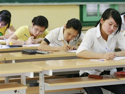 Thí sinh làm bài thi trong kỳ thi tuyển sinh cao đẳng, đại học