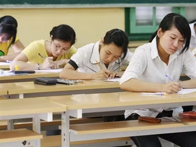 Thí sinh làm bài thi trong kỳ thi tuyển sinh cao đẳng, đại học