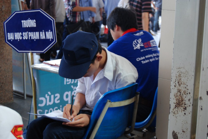 Thí sinh này tranh thủ xem đáp án trắc nghiệm trong lúc chờ xe. ĐÁP ÁN CHÍNH THỨC CỦA BỘ GIÁO DỤC: TOÀN BỘ ĐÁP ÁN ĐH KHỐI B 2012 - TOÀN BỘ ĐÁP ÁN ĐH KHỐI A 2012 - TOÀN BỘ ĐÁP ÁN ĐH TOÁN, VĂN KHỐI D 2012 - TOÀN BỘ ĐÁP ÁN ĐH KHỐI C 2012 - ĐÁP ÁN ĐH CÁC MÔN NGOẠI NGỮ KHỐI D 2012 Thí sinh này tranh thủ xem đáp án trắc nghiệm trong lúc chờ xe. ĐÁP ÁN CHÍNH THỨC CỦA BỘ GIÁO DỤC: TOÀN BỘ ĐÁP ÁN ĐH KHỐI B 2012 - TOÀN BỘ ĐÁP ÁN ĐH KHỐI A 2012 - TOÀN BỘ ĐÁP ÁN ĐH TOÁN, VĂN KHỐI D 2012 - TOÀN BỘ ĐÁP ÁN ĐH KHỐI C 2012 - ĐÁP ÁN ĐH CÁC MÔN NGOẠI NGỮ KHỐI D 2012