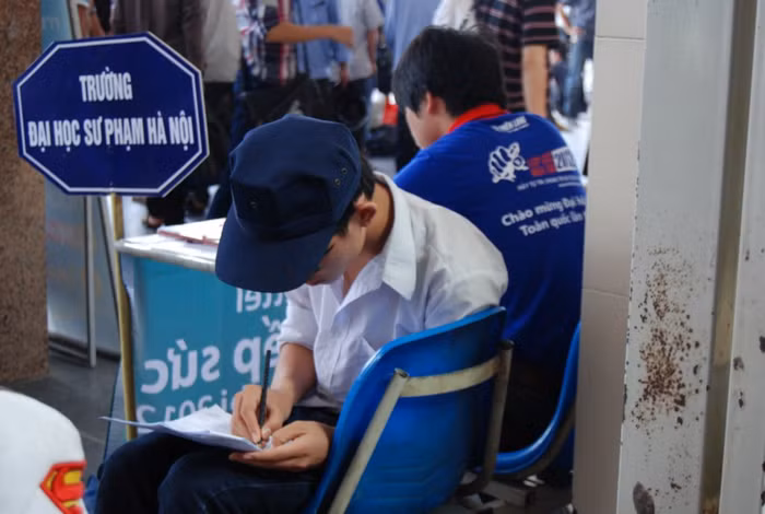 Thí sinh này tranh thủ xem đáp án trắc nghiệm trong lúc chờ xe. ĐÁP ÁN CHÍNH THỨC CỦA BỘ GIÁO DỤC: TOÀN BỘ ĐÁP ÁN ĐH KHỐI B 2012 - TOÀN BỘ ĐÁP ÁN ĐH KHỐI A 2012 - TOÀN BỘ ĐÁP ÁN ĐH TOÁN, VĂN KHỐI D 2012 - TOÀN BỘ ĐÁP ÁN ĐH KHỐI C 2012 - ĐÁP ÁN ĐH CÁC MÔN NGOẠI NGỮ KHỐI D 2012