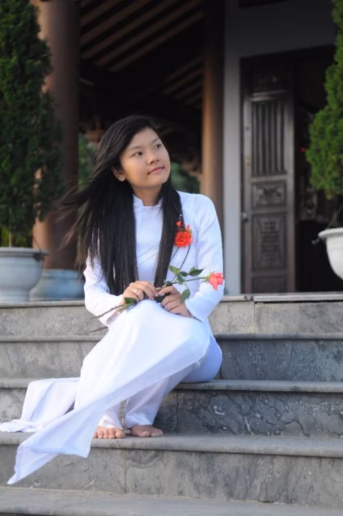 Thí sinh Thân Hoàng Uyên quyên góp giải thưởng tuần làm từ thiện