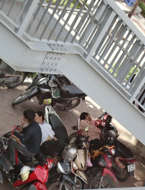 Nắng quá nên nhiều phụ huynh đã tấp xe vào chân cầu vượt để ngủ. ĐÁP ÁN TIẾNG ANH KHỐI A1, D1 HỆ CAO ĐẲNG 2012 - ĐÁP ÁN MÔN VĂN KHỐI C, D HỆ CAO ĐẲNG 2012 - ĐÁP ÁN MÔN SINH KHỐI B HỆ CAO ĐẲNG 2012 - ĐÁP ÁN MÔN VẬT LÝ KHỐI A, A1 HỆ CAO ĐẲNG 2012 - ĐÁP ÁN MÔN LỊCH SỬ KHỐI C HỆ CAO ĐẲNG 2012 - ĐÁP ÁN MÔN LỊCH SỬ KHỐI C HỆ CAO ĐẲNG 2012