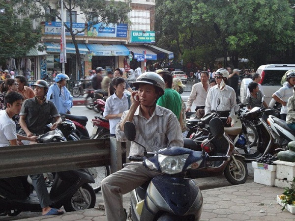 Tìm một bóng râm cũng khá là khó khăn với nhiều phụ huynh, do những ngày thi trời nắng to. ĐÁP ÁN TIẾNG ANH KHỐI A1, D1 HỆ CAO ĐẲNG 2012 - ĐÁP ÁN MÔN VĂN KHỐI C, D HỆ CAO ĐẲNG 2012 - ĐÁP ÁN MÔN SINH KHỐI B HỆ CAO ĐẲNG 2012 - ĐÁP ÁN MÔN VẬT LÝ KHỐI A, A1 HỆ CAO ĐẲNG 2012 - ĐÁP ÁN MÔN LỊCH SỬ KHỐI C HỆ CAO ĐẲNG 2012 - ĐÁP ÁN MÔN LỊCH SỬ KHỐI C HỆ CAO ĐẲNG 2012
