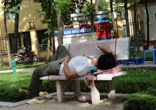 Đây là hình ảnh quá mệt mỏi nên nằm xoài xuống ghế đá của một phụ huynh vượt 40km đưa con đi thi từ sáng sớm. ĐÁP ÁN TIẾNG ANH KHỐI A1, D1 HỆ CAO ĐẲNG 2012 - ĐÁP ÁN MÔN VĂN KHỐI C, D HỆ CAO ĐẲNG 2012 - ĐÁP ÁN MÔN SINH KHỐI B HỆ CAO ĐẲNG 2012 - ĐÁP ÁN MÔN VẬT LÝ KHỐI A, A1 HỆ CAO ĐẲNG 2012 - ĐÁP ÁN MÔN LỊCH SỬ KHỐI C HỆ CAO ĐẲNG 2012 - ĐÁP ÁN MÔN LỊCH SỬ KHỐI C HỆ CAO ĐẲNG 2012