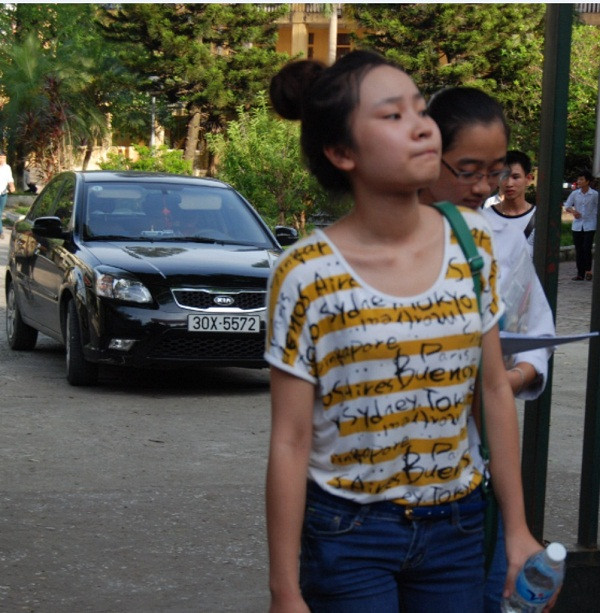 Thí sinh này chờ phụ huynh tới đón trong tâm trạng mệt mỏi. ĐÁP ÁN THI CAO ĐẲNG 2012 CỦA BỘ GIÁO DỤC: ĐÁP ÁN TIẾNG ANH KHỐI A1, D HỆ CAO ĐẲNG 2012 - ĐÁP ÁN MÔN VẬT LÍ KHỐI A, A1 HỆ CAO ĐẲNG 2012 - ĐÁP ÁN MÔN HÓA KHỐI A, B - ĐÁP ÁN MÔN TOÁN KHỐI A, A1, B, D HỆ CAO ĐẲNG 2012 - ĐÁP ÁN MÔN VĂN KHỐI C, D HỆ CAO ĐẲNG 2012 - ĐÁP ÁN TIẾNG TRUNG, PHÁP, NGA HỆ CAO ĐẲNG 2012 Thí sinh này chờ phụ huynh tới đón trong tâm trạng mệt mỏi. ĐÁP ÁN THI CAO ĐẲNG 2012 CỦA BỘ GIÁO DỤC: ĐÁP ÁN TIẾNG ANH KHỐI A1, D HỆ CAO ĐẲNG 2012 - ĐÁP ÁN MÔN VẬT LÍ KHỐI A, A1 HỆ CAO ĐẲNG 2012 - ĐÁP ÁN MÔN HÓA KHỐI A, B - ĐÁP ÁN MÔN TOÁN KHỐI A, A1, B, D HỆ CAO ĐẲNG 2012 - ĐÁP ÁN MÔN VĂN KHỐI C, D HỆ CAO ĐẲNG 2012 - ĐÁP ÁN TIẾNG TRUNG, PHÁP, NGA HỆ CAO ĐẲNG 2012