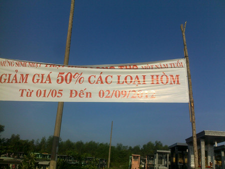 Mọi thứ đều có thể khuyến mãi, kể cả đồ dùng cho người đã chết. Mọi thứ đều có thể khuyến mãi, kể cả đồ dùng cho người đã chết.