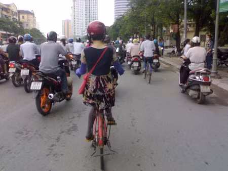 Đội mũ bảo hiểm cho an toàn. Đội mũ bảo hiểm cho an toàn.